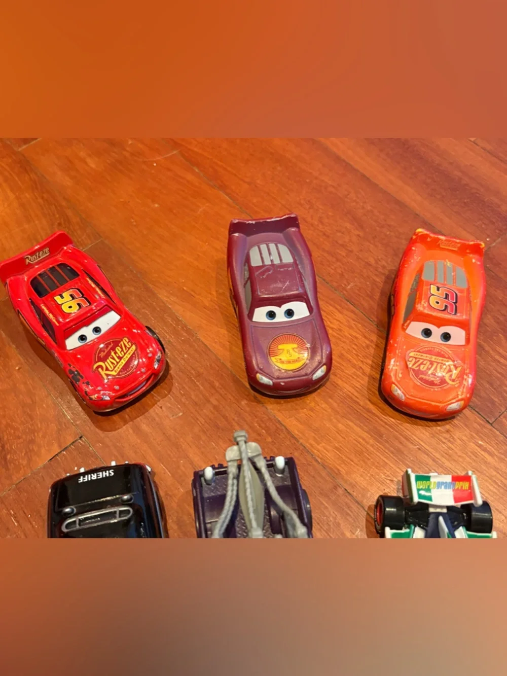 Disney Pixar Cars Die-Cast Vehicle Set - with Lighting McQueen Book - Picture 2 of 4
